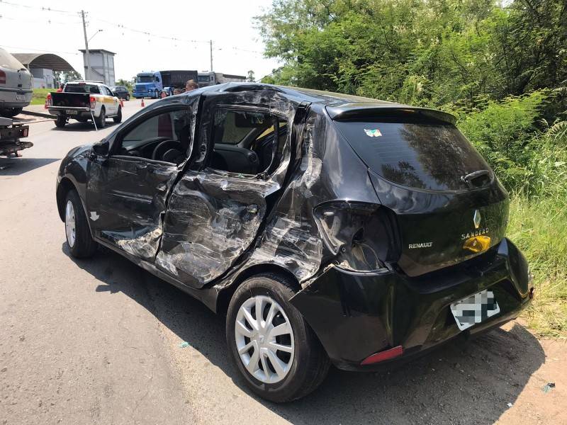 Carro e caminhão colidem frontalmente e, com impacto, terceiro veículo é atingido na SC-108 — foto 5