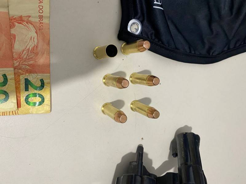 Tentativa de roubo em Criciúma termina com quatro detidos e revólver apreendido — foto 2