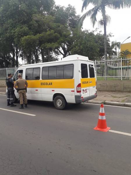 DTT e PM fiscalizam veículos de transporte escolar em Criciúma — foto 1