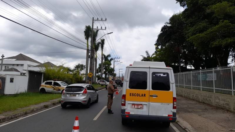 DTT e PM fiscalizam veículos de transporte escolar em Criciúma — foto 2