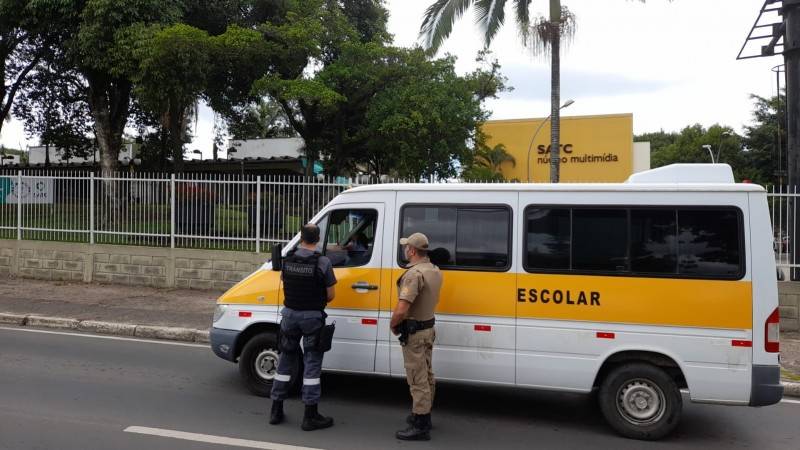 DTT e PM fiscalizam veículos de transporte escolar em Criciúma — foto 5