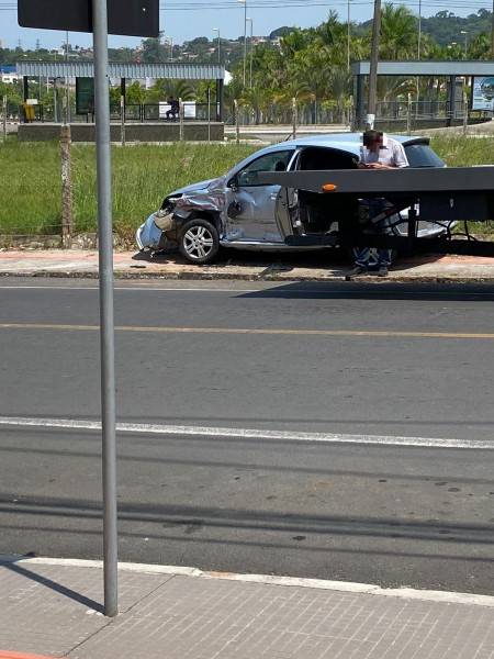Caminhão fica sem freio e colide em carros no bairro Próspera — foto 1