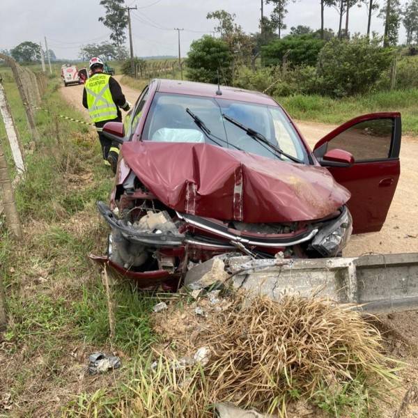 Veículo colide contra poste em Jaguaruna — foto 1