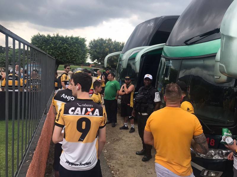 Depois de quase 23 horas, torcida carvoeira chega a Nova Iguaçu — foto 1