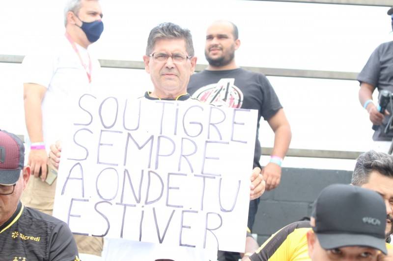 Torcida festeja classificação, recebe carinho do elenco e deixa Nova Iguaçu feliz — foto 1