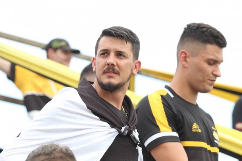 Torcida festeja classificação, recebe carinho do elenco e deixa Nova Iguaçu feliz — foto 2