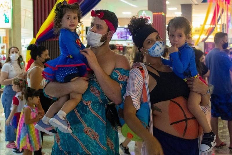 Famílias animam o 9º Bailinho de Carnaval do Criciúma Shopping — foto 1