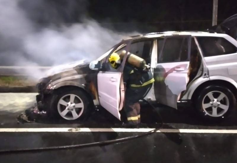 Carro pega fogo na BR-101 em Araranguá — foto 1