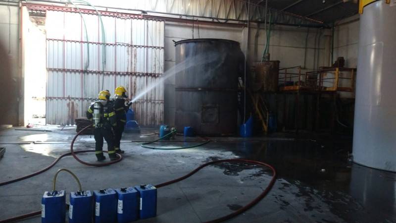Criciúma: bombeiros controlam fogo em tanque de álcool de indústria química — foto 1