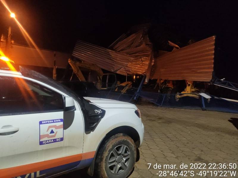 Temporal em Içara destelhou casas, arrancou estruturas e árvores — foto 1