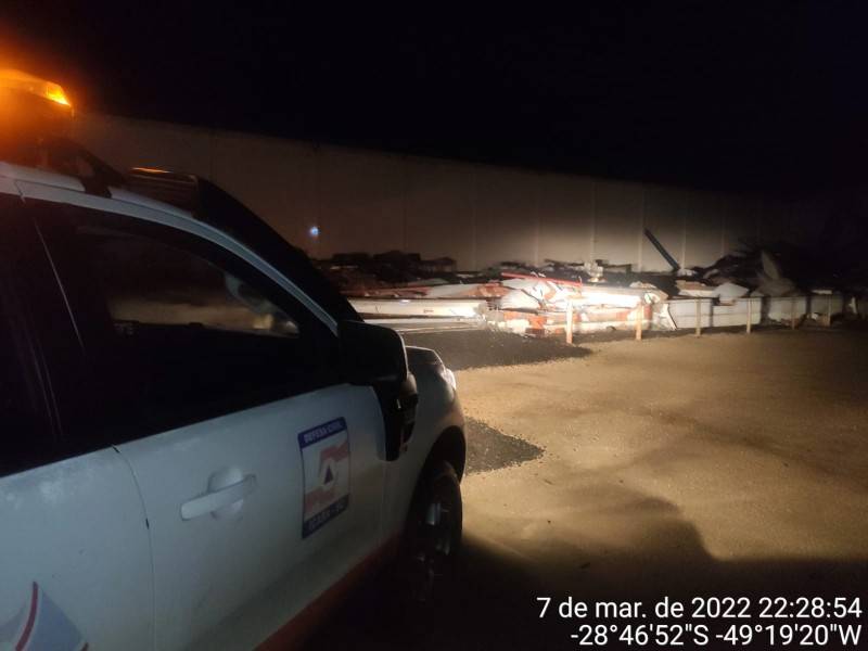 Temporal em Içara destelhou casas, arrancou estruturas e árvores — foto 2