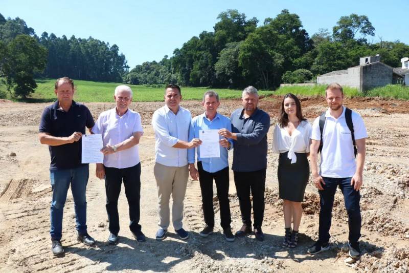Prefeito Rogério Frigo assina ordem de serviço para construção de creche — foto 2