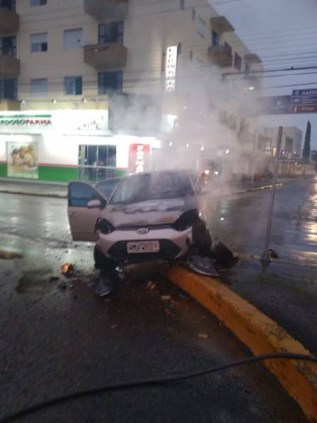 Depois de se envolver em acidente, motorista é retirado de carro antes de veículo pegar fogo — foto 1