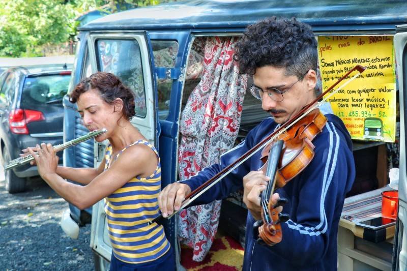 A bordo de uma Kombi, casal vive de música — foto 1