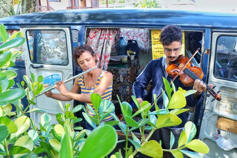 A bordo de uma Kombi, casal vive de música — foto 2