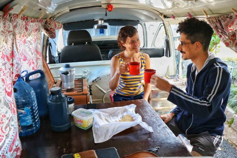 A bordo de uma Kombi, casal vive de música — foto 8