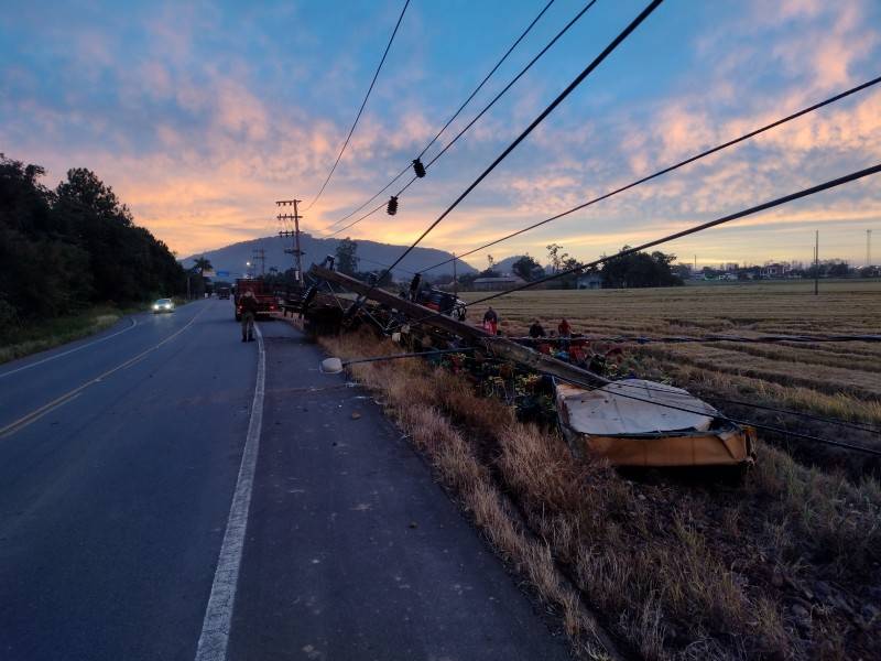 Motorista sai ileso após caminhão sair da pista e colidir contra poste em Meleiro — foto 2