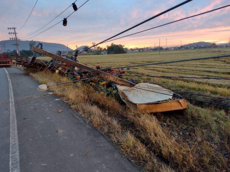Motorista sai ileso após caminhão sair da pista e colidir contra poste em Meleiro — foto 7