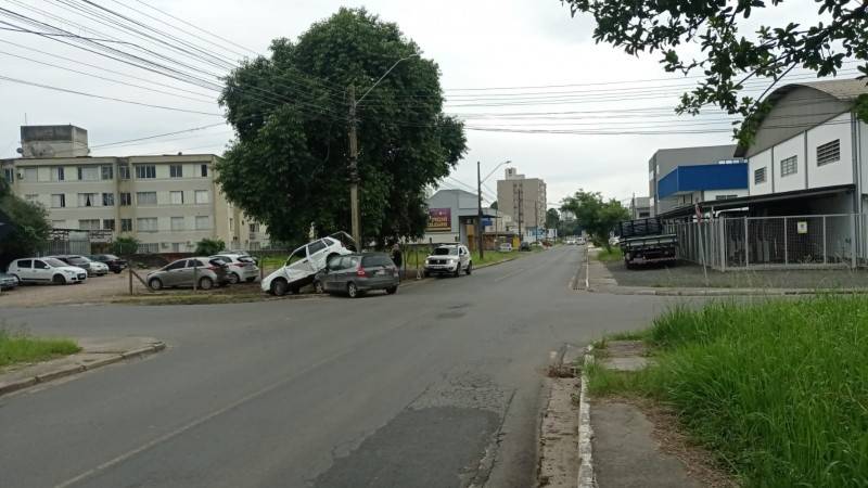 Carros colidem em cruzamento e um fica sobre o outro — foto 1
