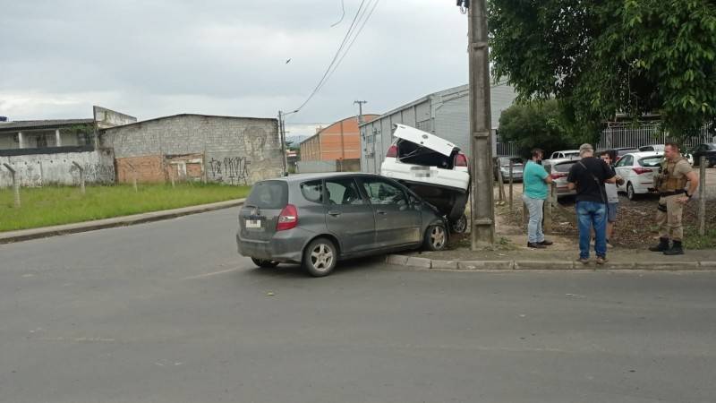 Carros colidem em cruzamento e um fica sobre o outro — foto 2