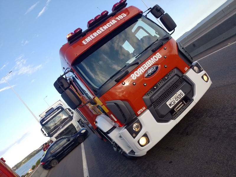 Carreta e carro se envolvem em acidente na ponte Anita Garibaldi, em Laguna — foto 1