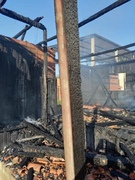 Estrutura de madeira é consumida por incêndio em Içara — foto 1