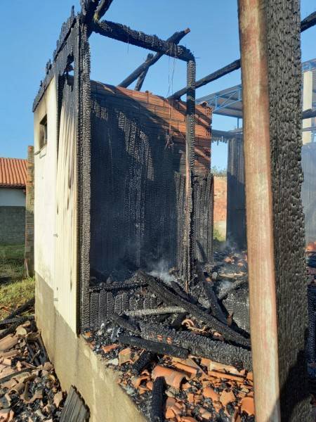 Estrutura de madeira é consumida por incêndio em Içara — foto 2