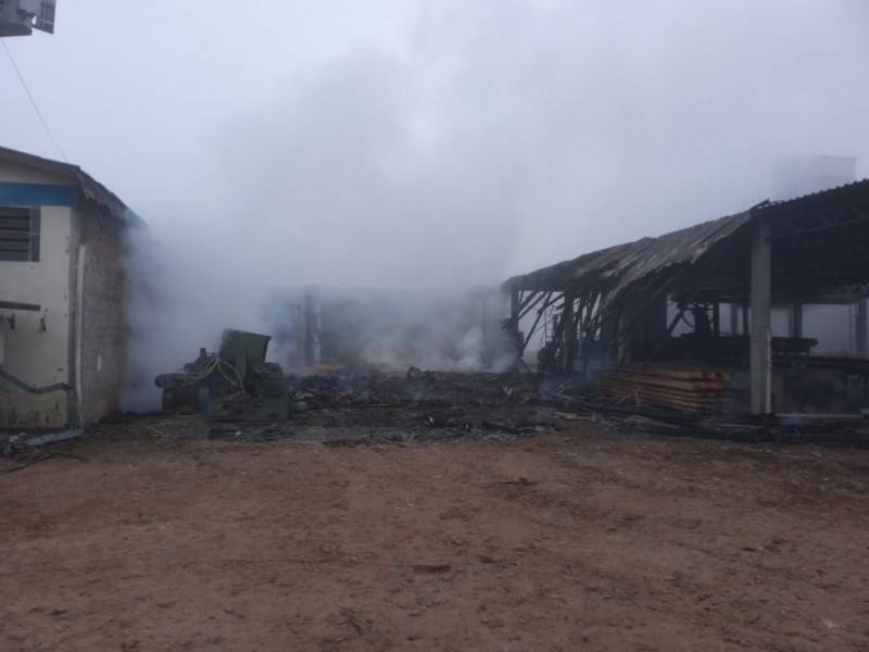 Incêndio de grande proporção atinge madeireira em Ermo — foto 1