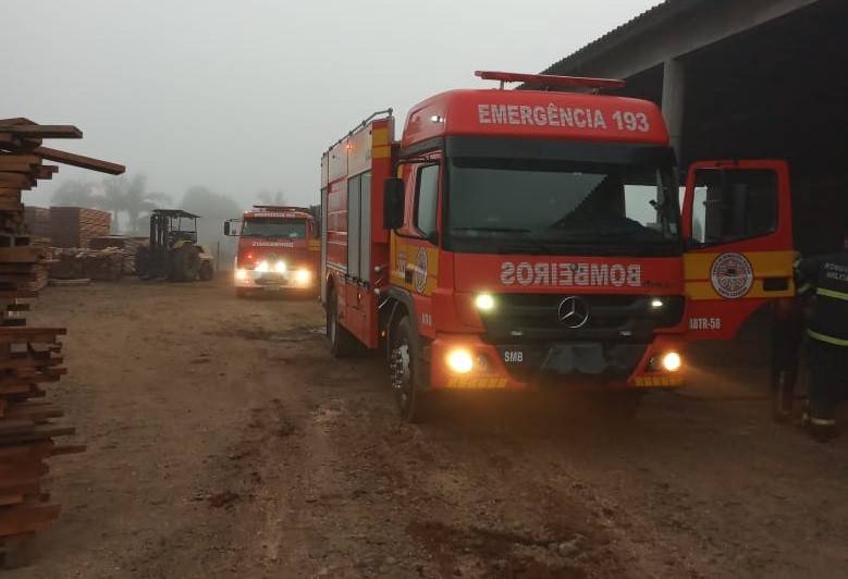 Incêndio de grande proporção atinge madeireira em Ermo — foto 2