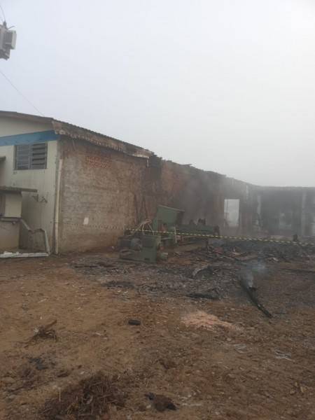 Incêndio de grande proporção atinge madeireira em Ermo — foto 11