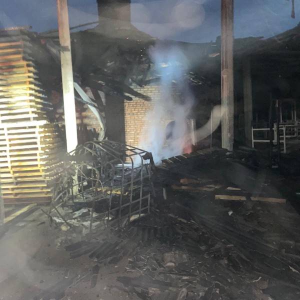 Bombeiros combatem incêndio em cerâmica em Sangão — foto 1