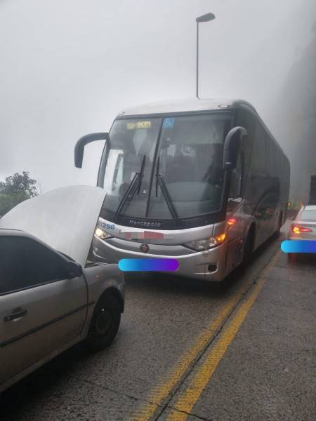 Colisão entre carro e ônibus é registrada na Serra do Rio do Rastro — foto 1