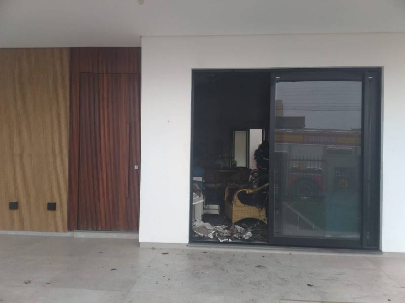 Incêndio danifica parte de casa em Balneário Arroio do Silva — foto 2