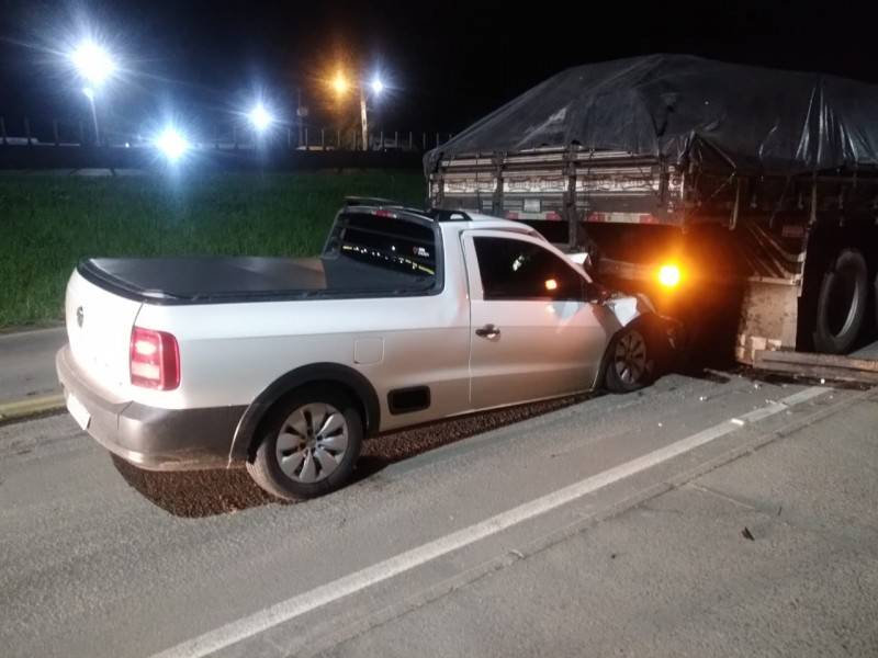 Saveiro colide na traseira de caminhão na marginal da BR-101 em Maracajá — foto 1