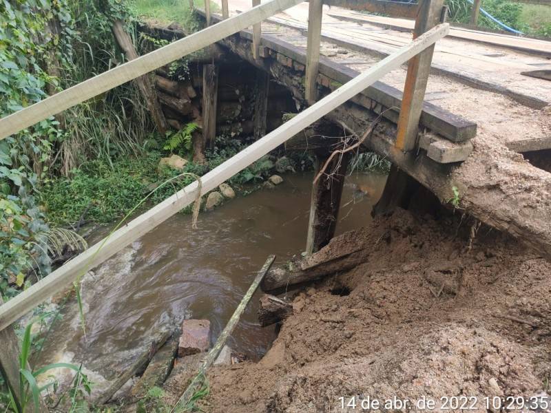Ponte entre Içara e Morro da Fumaça é interditada após ceder na manhã desta quinta-feira — foto 1