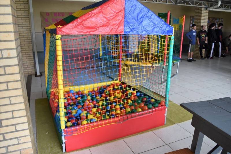 Escolas municipais recebem cama elástica e piscina de bolinhas na semana que antecede a Páscoa — foto 2