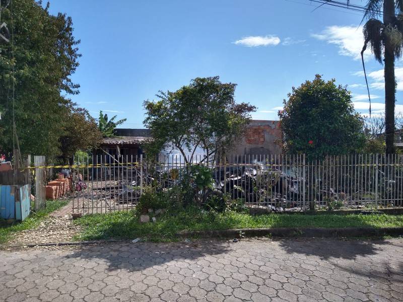 Residência é destruída por incêndio em Criciúma nesta sexta-feira — foto 1