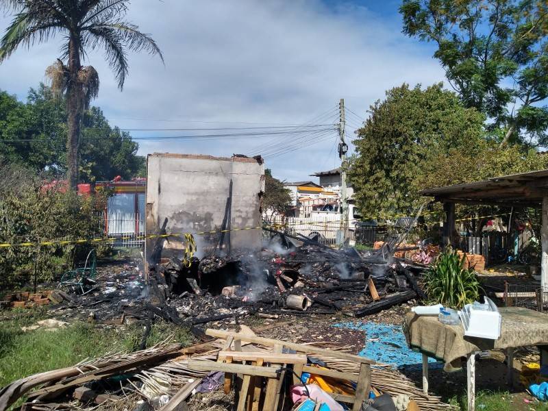 Residência é destruída por incêndio em Criciúma nesta sexta-feira — foto 2