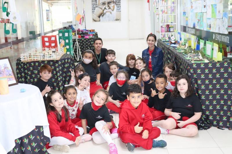 Abril Literário: Alunos do Colégio Unesc expõem trabalhos — foto 1