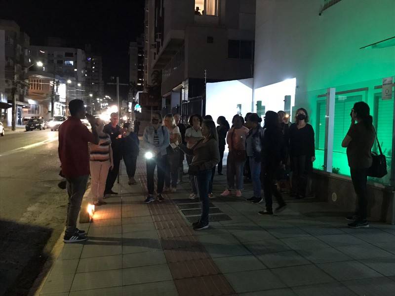 Protesto é realizado em frente à residência de vereador em Criciúma — foto 1