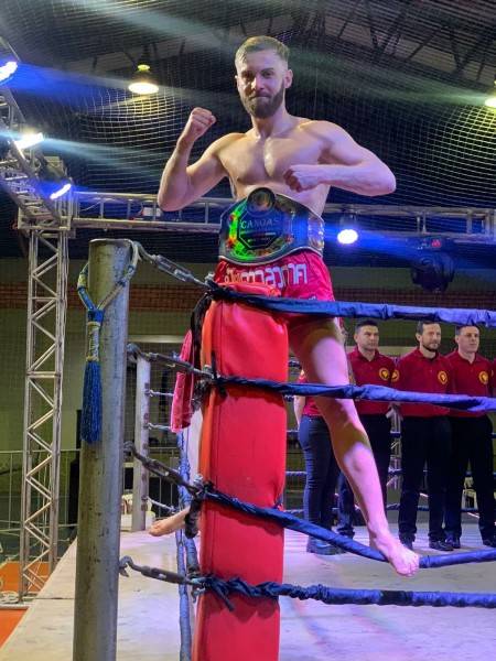 Atletas de muay thai de Criciúma conquistam cinturão e sete medalhas no Canoas Boxing Stadium — foto 1