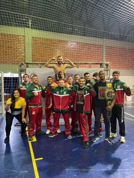 Atletas de muay thai de Criciúma conquistam cinturão e sete medalhas no Canoas Boxing Stadium — foto 2