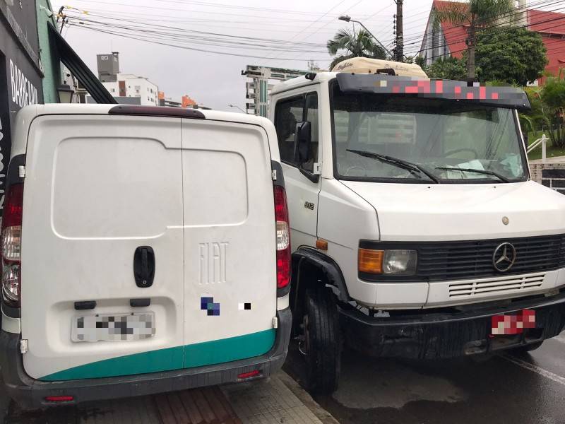 Vídeo: motorista tem mal súbito, perde controle de carro e causa acidente em Criciúma — foto 1
