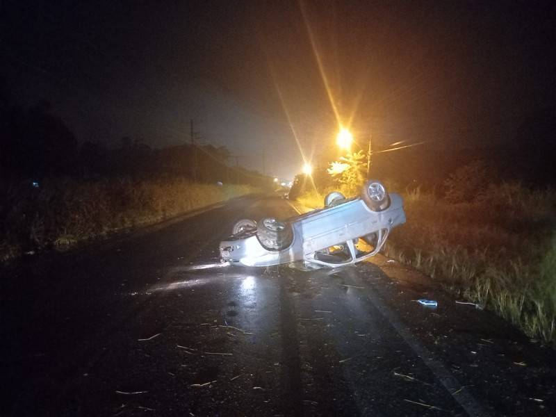 Capotamento na Rodovia Genésio Mazon deixa quatro feridos — foto 1