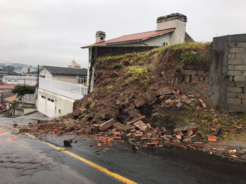 Deslizamento de terra deixa trânsito em meia pista no bairro Operária Nova — foto 2