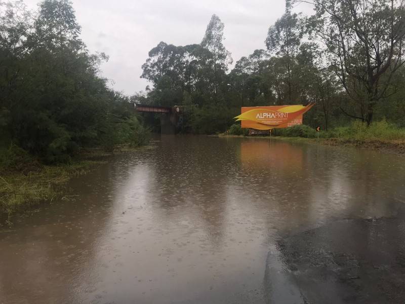 Rodovia Jorge Lacerda é interditada após acúmulo de água na pista chegar a um metro — foto 1