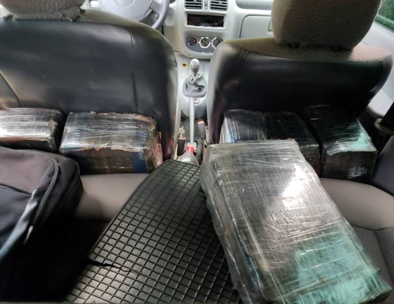 PRF intercepta carro de Criciúma em fuga e apreende 215 quilos de maconha — foto 1