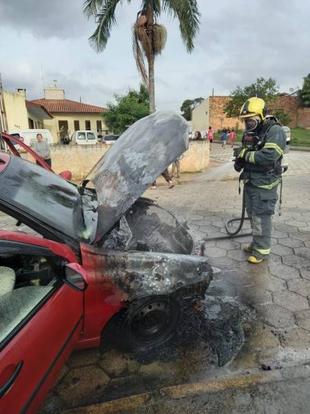 Carro tem a frente destruída por incêndio em Içara — foto 1