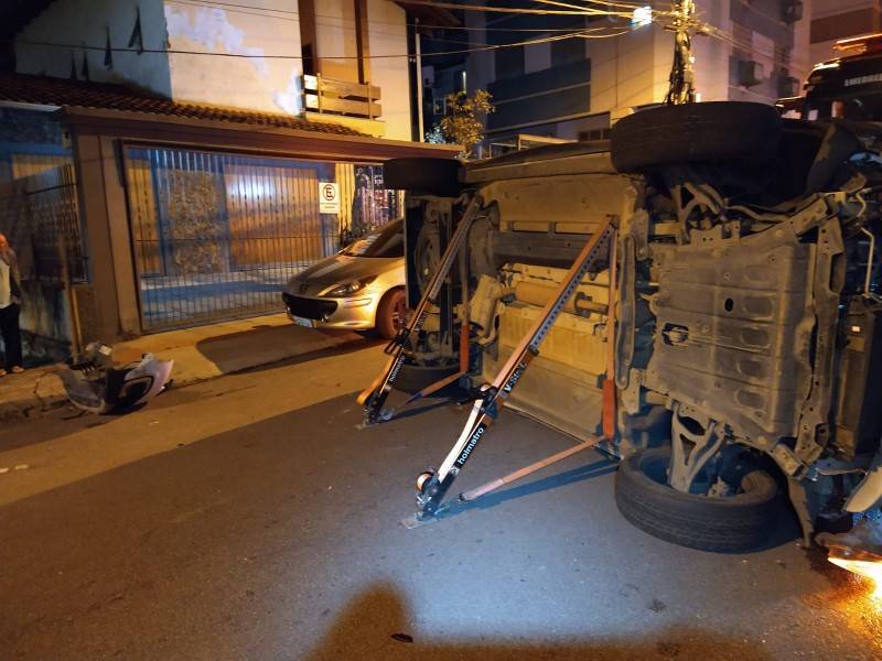 Motorista é hospitalizada após colidir carro no Centro de Criciúma — foto 1