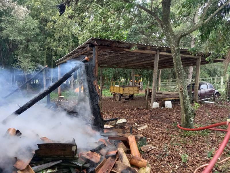 Incêndio destrói galpão em Içara; chamas iniciaram após proprietário colocar fogo em lixo — foto 1